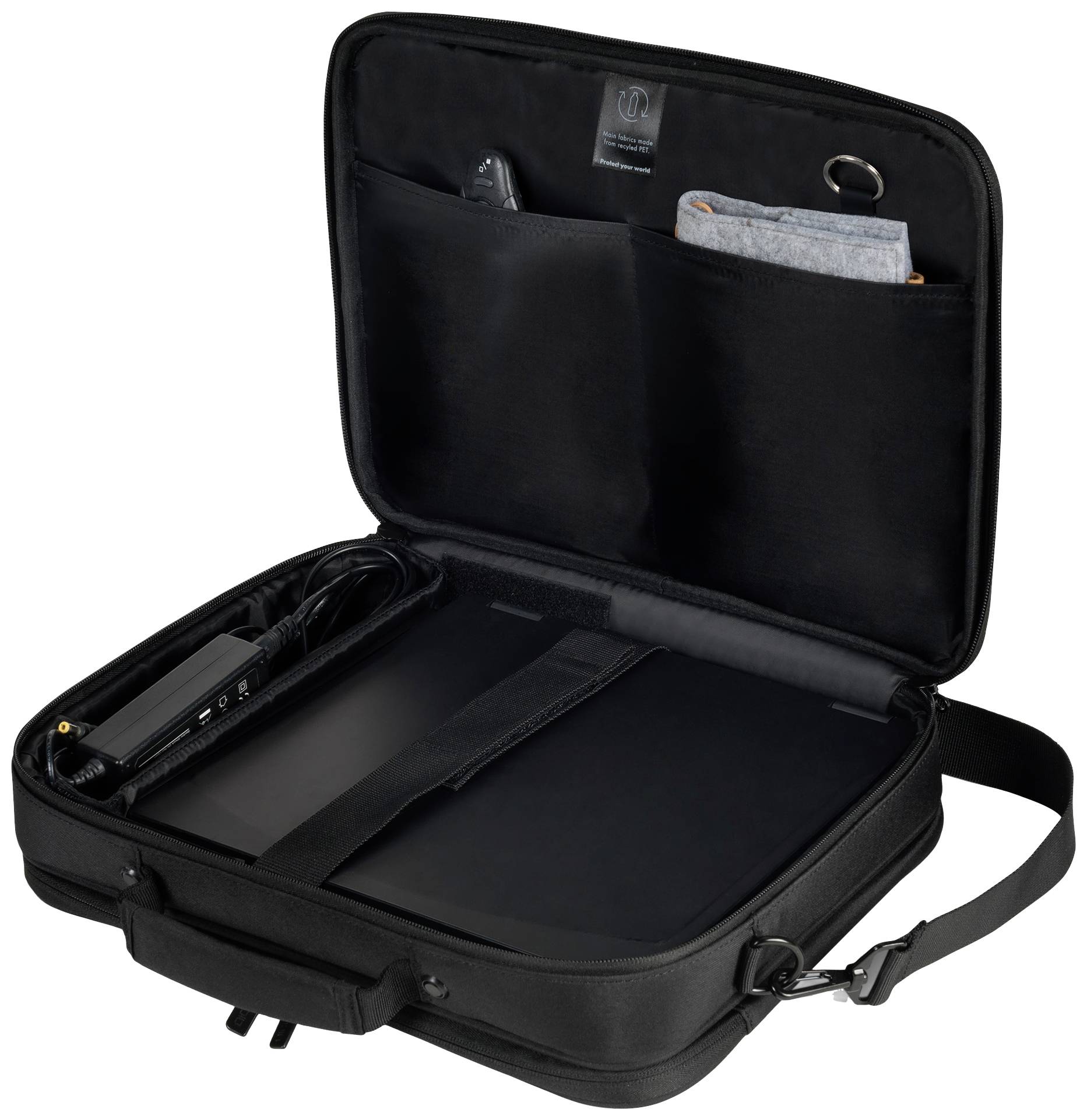 Geopende zwarte laptoptas met laptop, kabels en accessoirevakken; biedt bescherming en organisatie voor elektronische apparaten.
