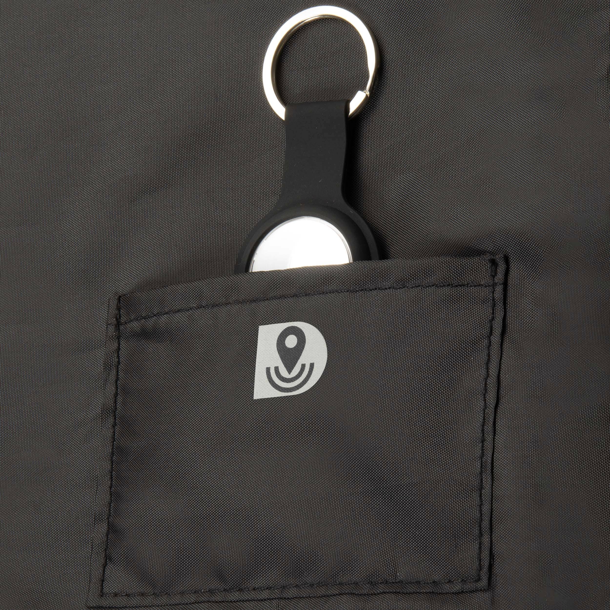 Een zwarte stoffen tas met een kleine aangehechtie zak en een sleutelhanger met een rond, zilverkleurig apparaat erin gestoken.