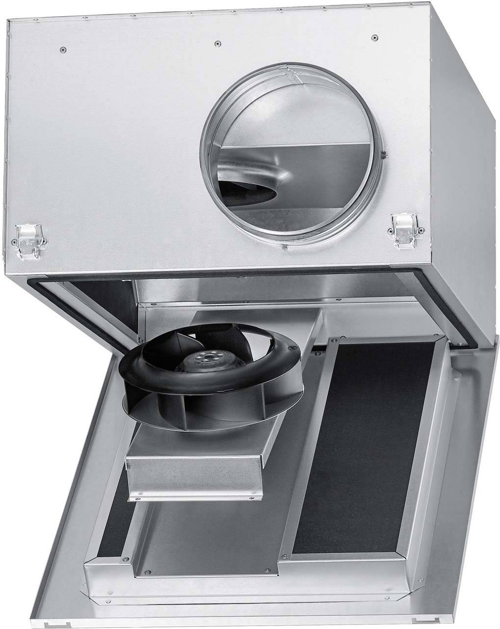 Metalen ventilatie-apparaat met open behuizing, toont een ventilator en interne componenten. Geschikt voor luchtcirculatie.
