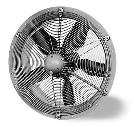 Een ronde, zilveren ventilator met beschermrooster en vijf zwarte schoepen, gemonteerd aan een muur.
