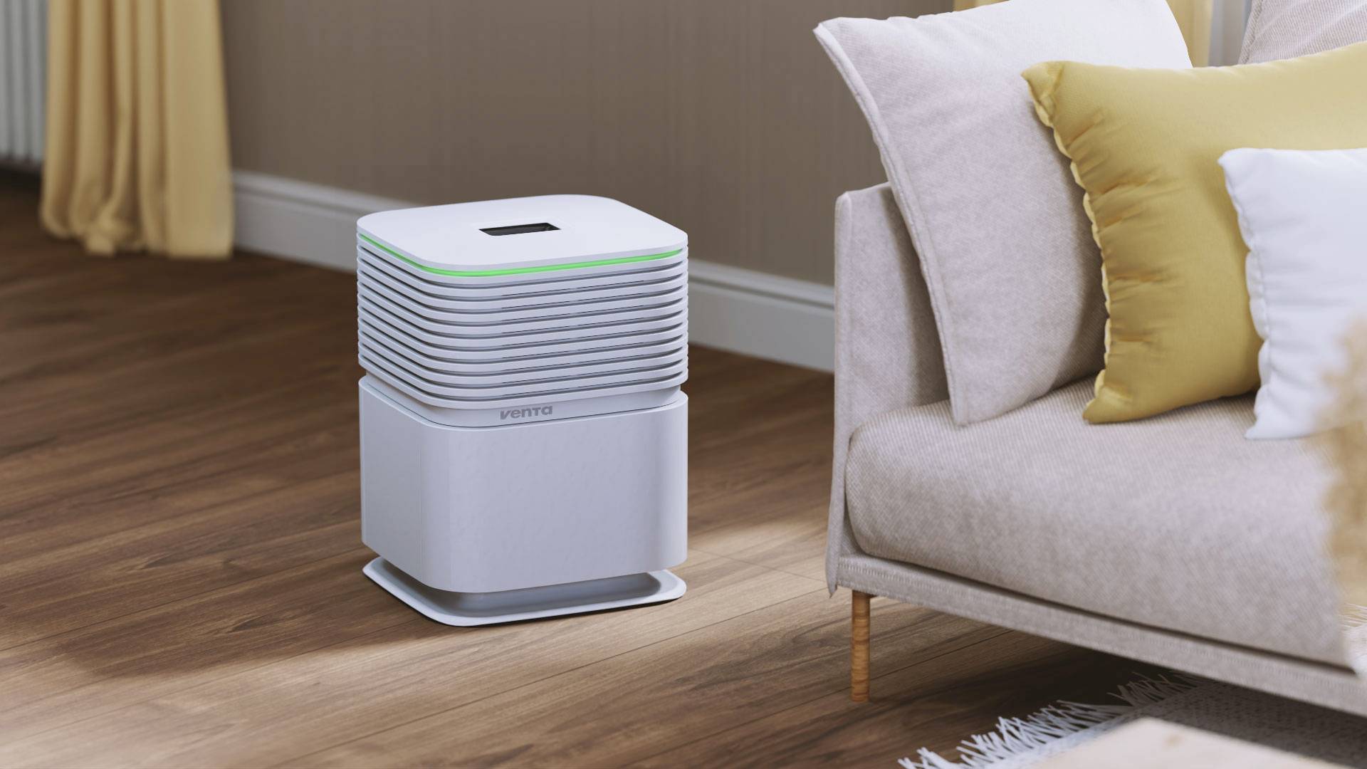 Een witte luchtreiniger staat op een houten vloer naast een crèmekleurige bank met gele kussens in een woonkamer.