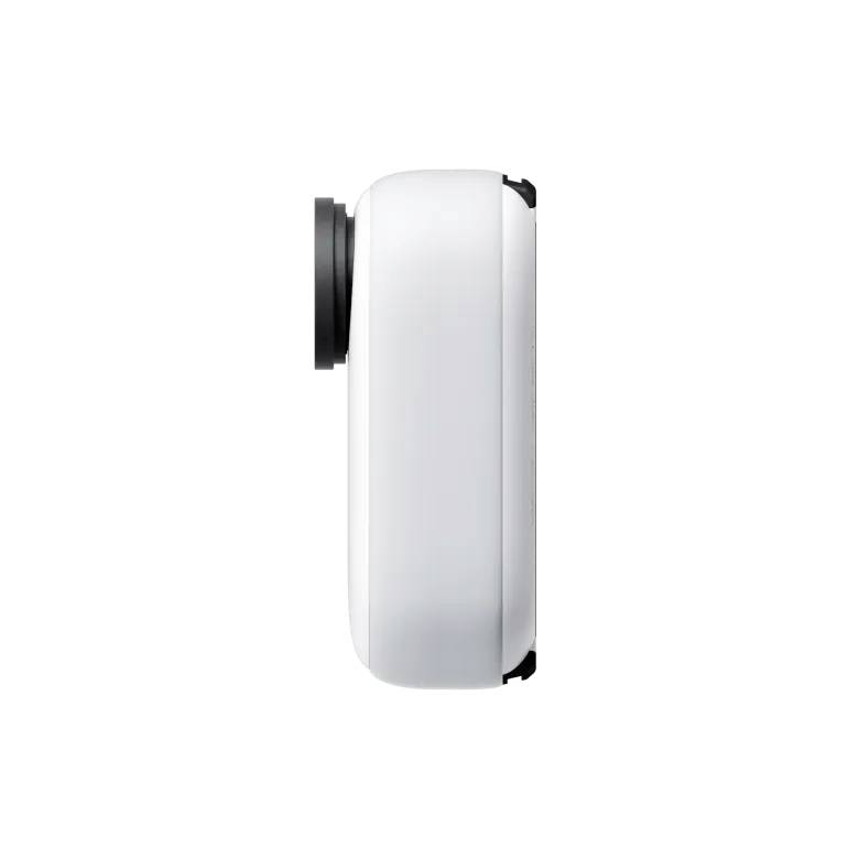 Zijaanzicht van een witte, compacte camera zonder zichtbaar merklogo, met een uitstekende lens aan de linkerkant.