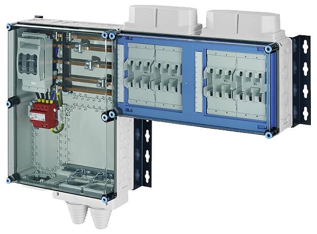 Een elektrische verdeelkast toont open schakelingen en zekeringen om de binnenkant en functie van elektrische installaties te illustreren.