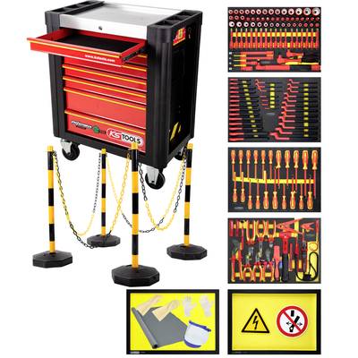 Gereedschapswagen met open laden vol gereedschap. Daarnaast gereedschapsborden met schroevendraaiers, tangen. Borden waarschuwen voor elektrische schok, eisen handprotectie.