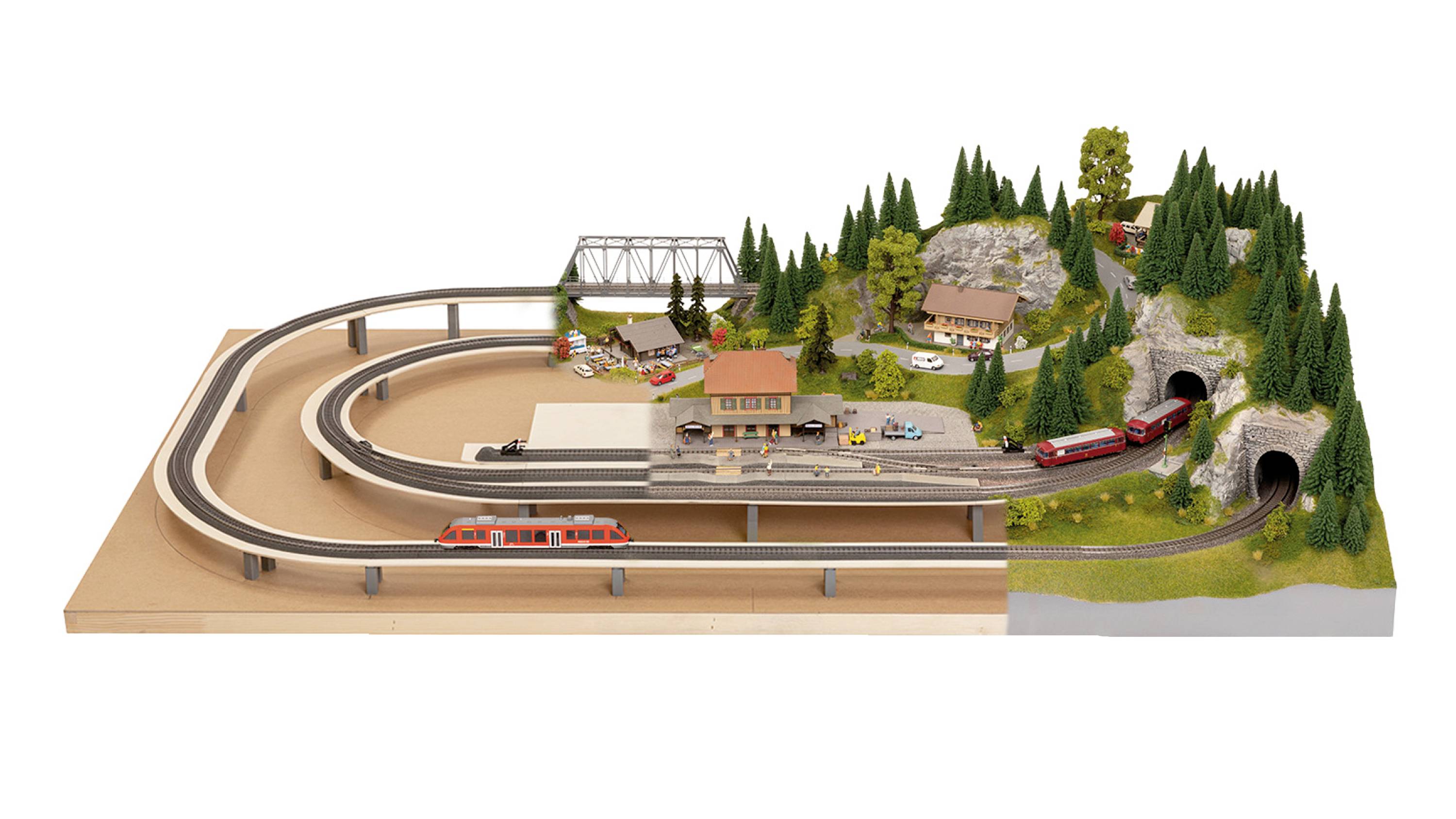 Modelspoorbaan landschap met twee treinen die door een brug en tunnel rijden, omringd door bomen en gebouwen.