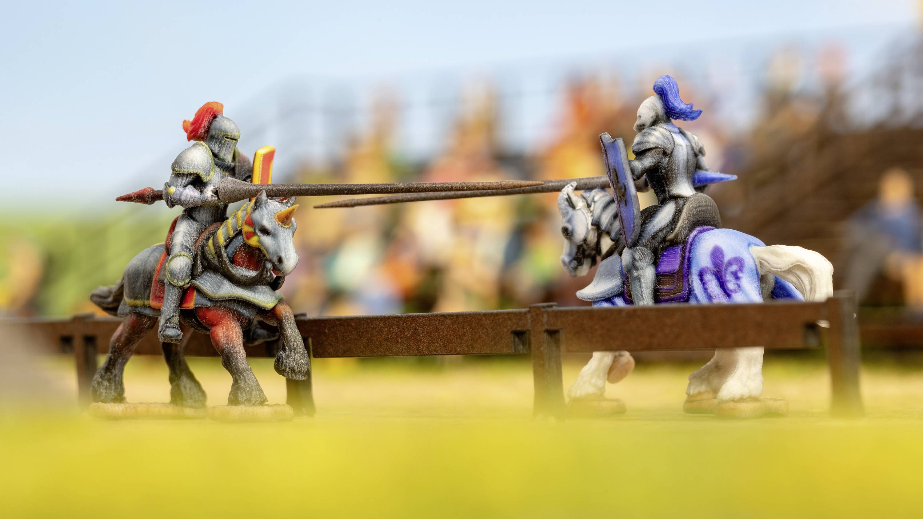 Riddertoernooi: Twee ridders vechten te paard met lansen in een arena, met toeschouwers op de achtergrond.