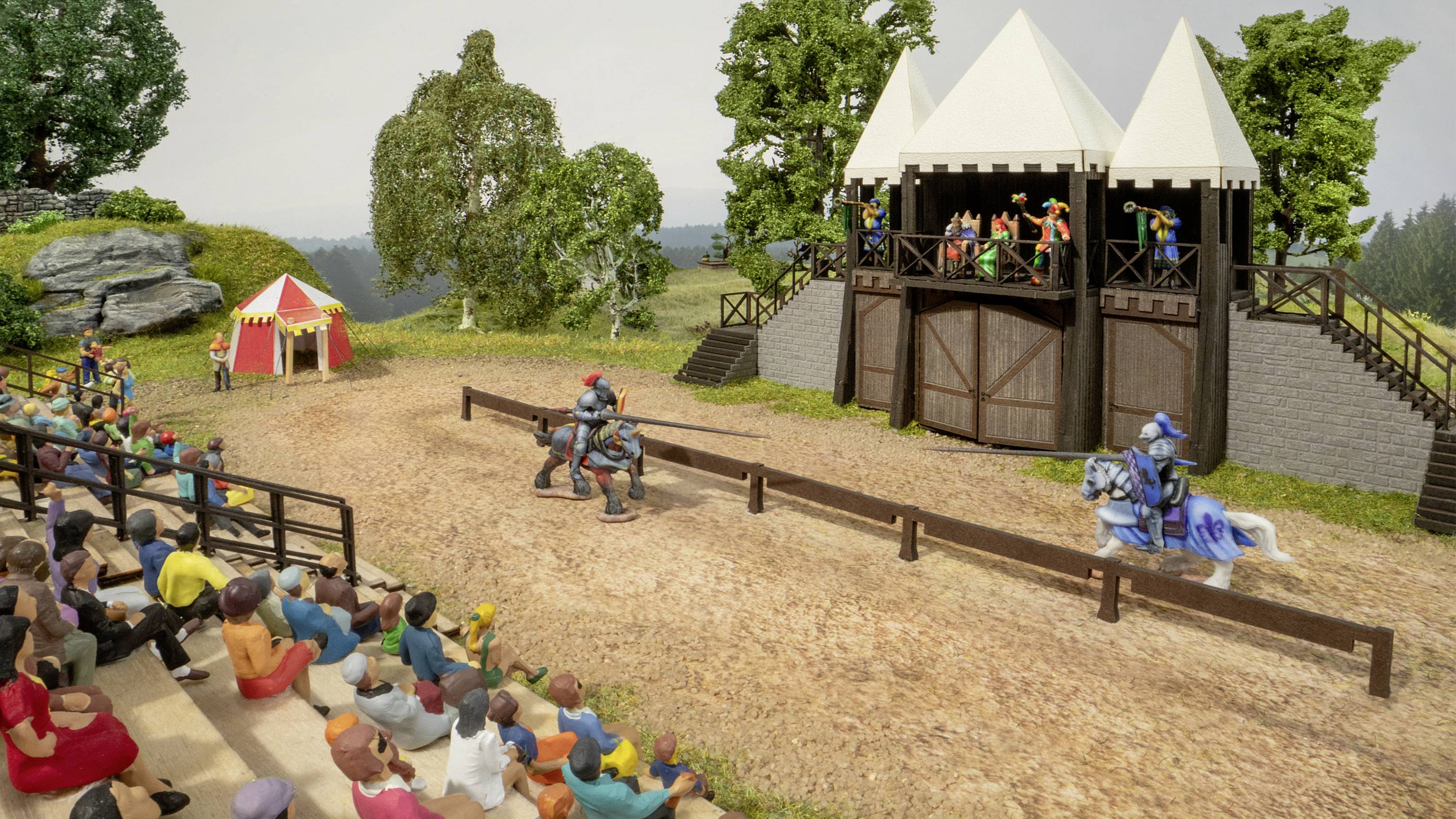 Twee ridders te paard strijden in een steekspel, terwijl toeschouwers op de tribune en in de tent toekijken. Een groene bos vormt de achtergrond.