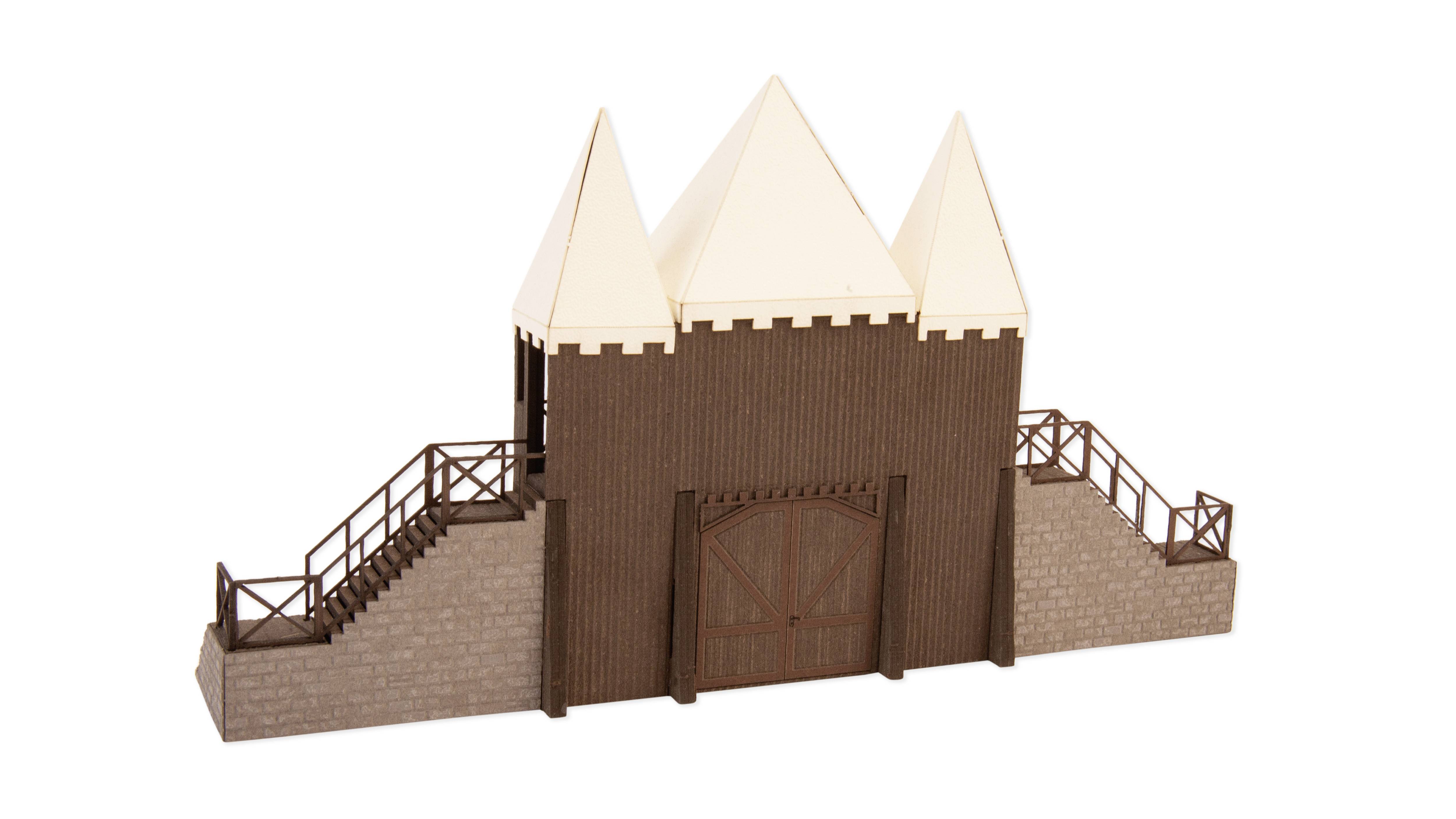 Een model van een middeleeuwse burcht met drie witte, puntige torens, twee zijdelingse stenen trappen en een houten poort in het midden.