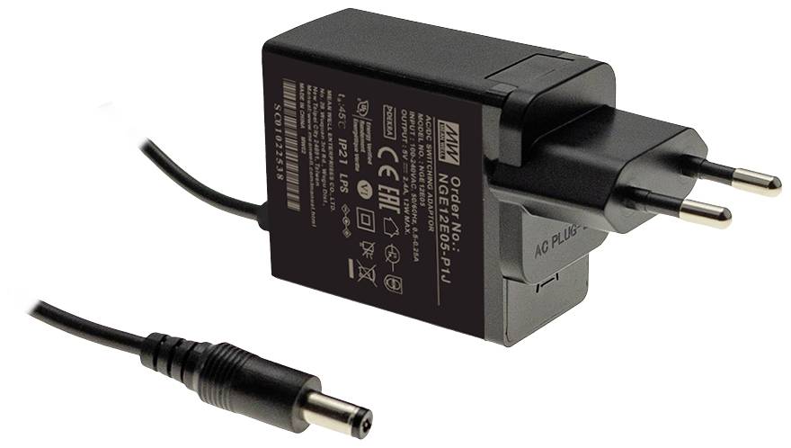 Zwart netsnoer met Eurostekker, fabriekslogo afgedrukt; kabel eindigt in een ronde stekker. Apparaat voor stroomvoorziening.