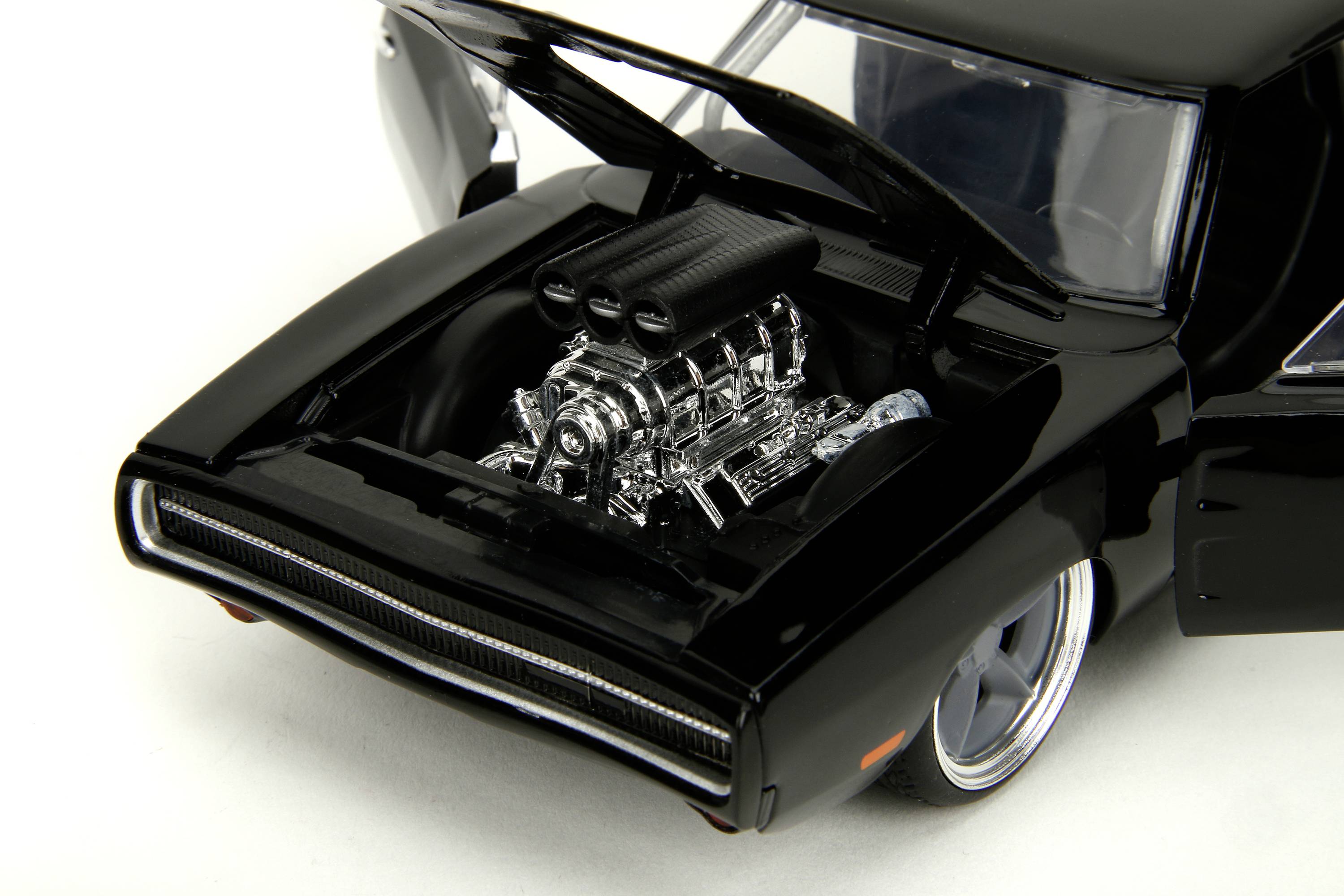 Zwart modelauto met geopende motorkap toont gedetailleerde verchroomde motor, klassiek design; geen verdere identificerende details.