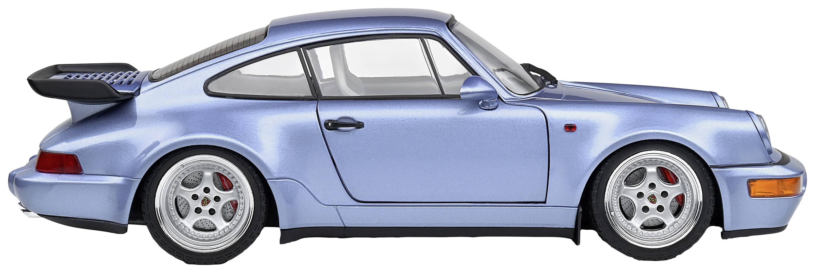 Een blauwe sportwagen met achterspoiler en glanzende velgen, zijaanzicht.