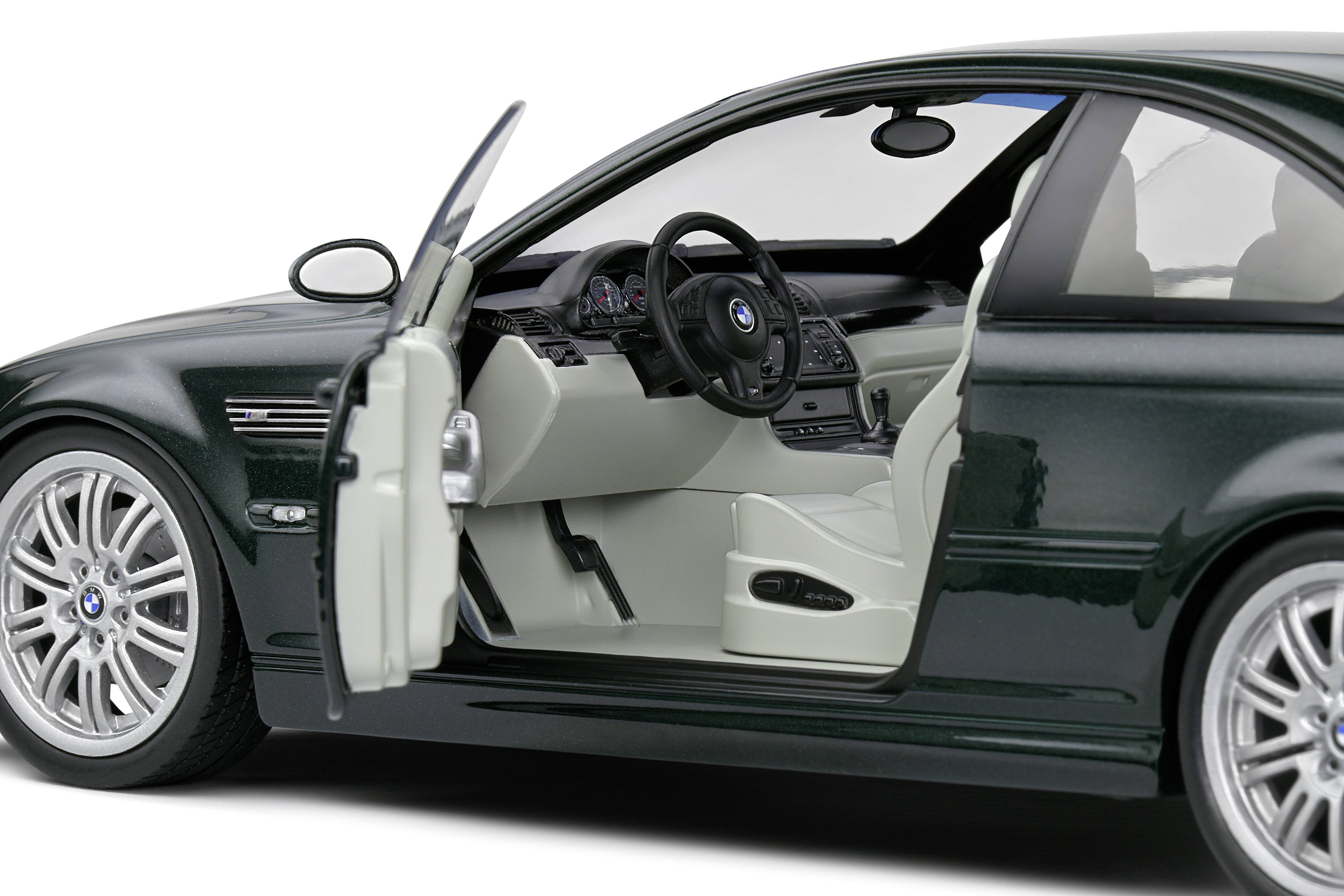 Een donkergroene sportwagen met open bestuurdersdeur onthult een luxueus interieur in het wit.