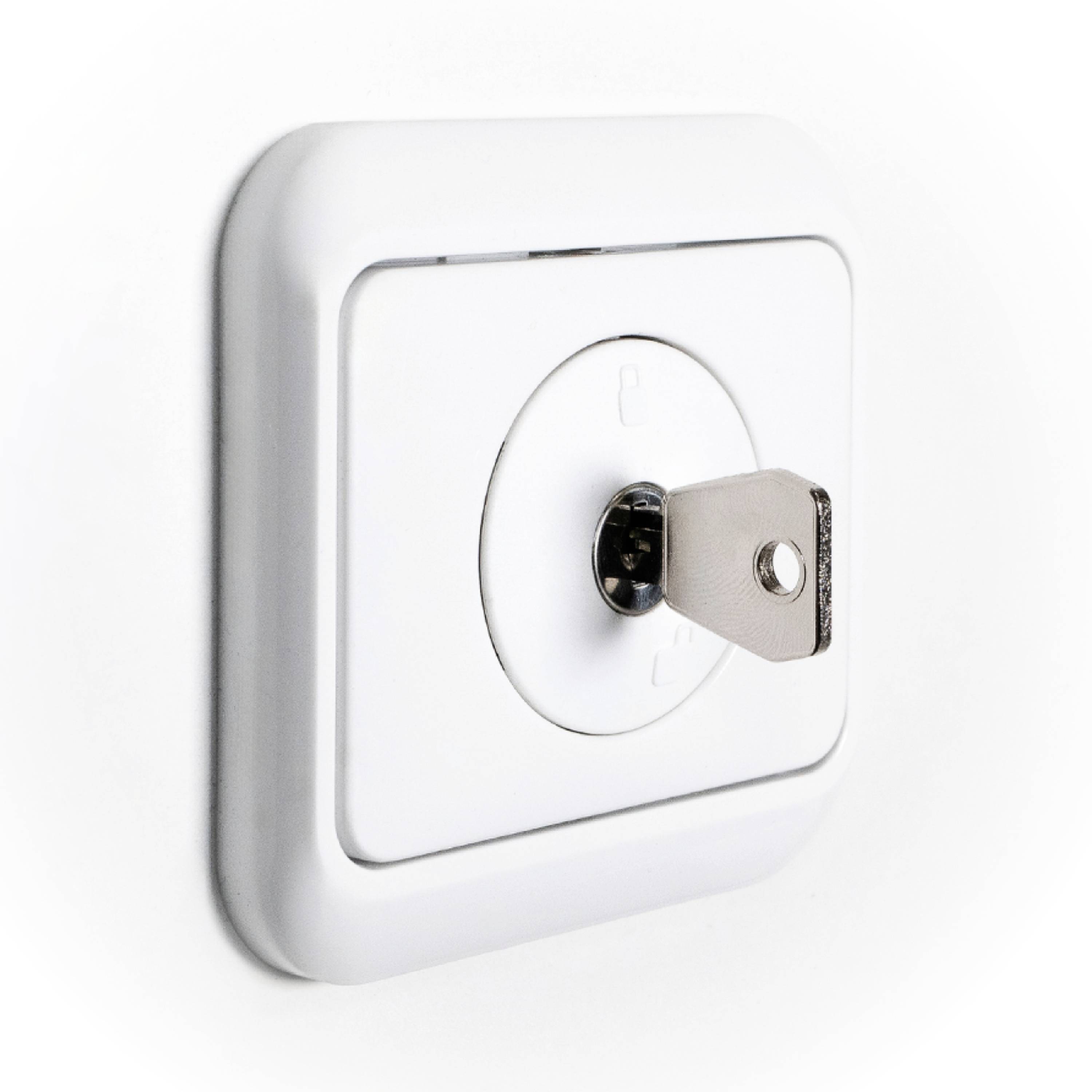 Een witte lichtschakelaar met een ronde sleutel die in het midden steekt, symboliseert mogelijk veiligheid of controle.