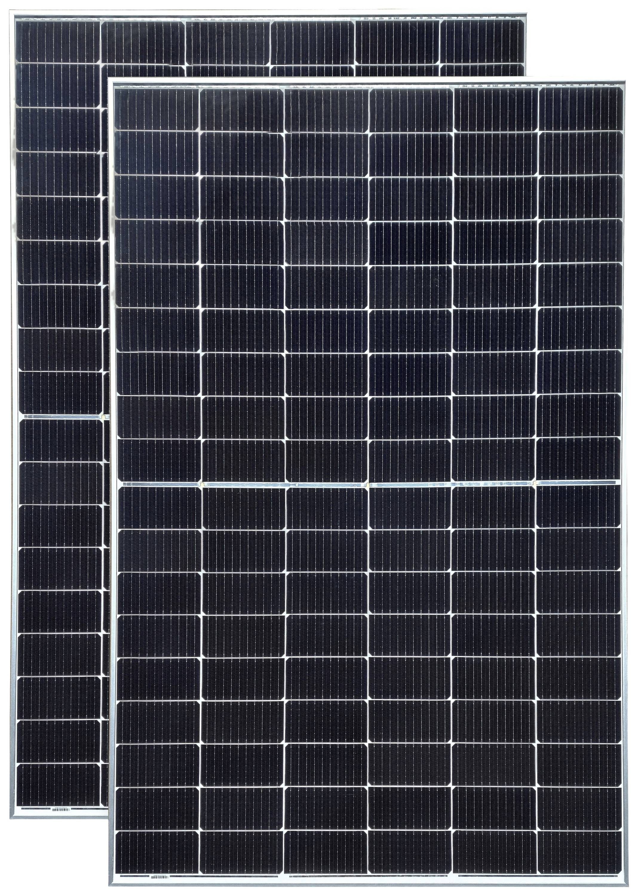 Twee zwarte zonnepanelen met een zilveren lijst, bovenop elkaar gestapeld. Ze hebben een rastermatig patroon.