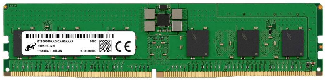 Een RAM-module met een groen printplaatontwerp, meerdere zwarte chips en een wit etiket met technische informatie.
