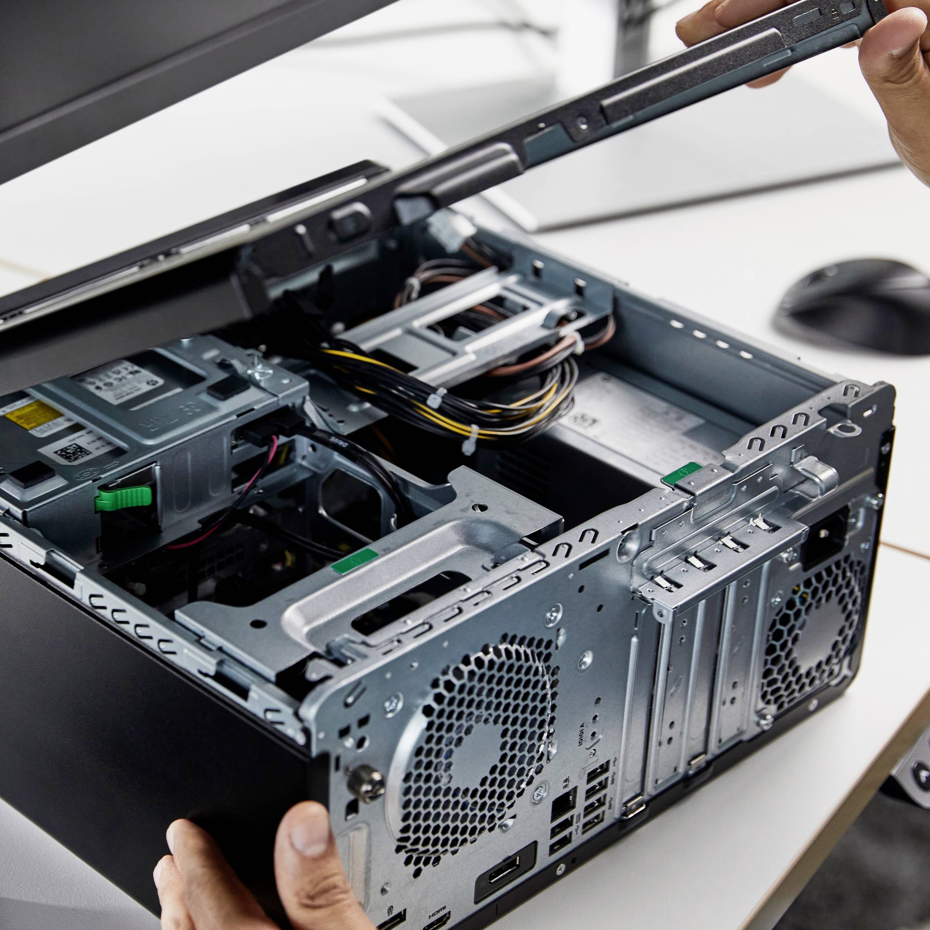 Een persoon opent de behuizing van een desktopcomputer. De interne componenten zoals ventilatoren en kabelbundels zijn zichtbaar.