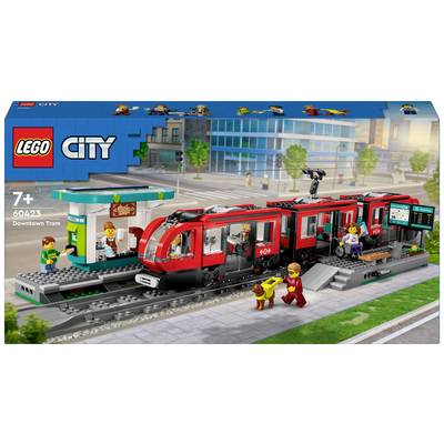 Lego City Tramset met rode tramwagen, halte met dienstregeling en figuren. Aanbevolen vanaf 7 jaar.