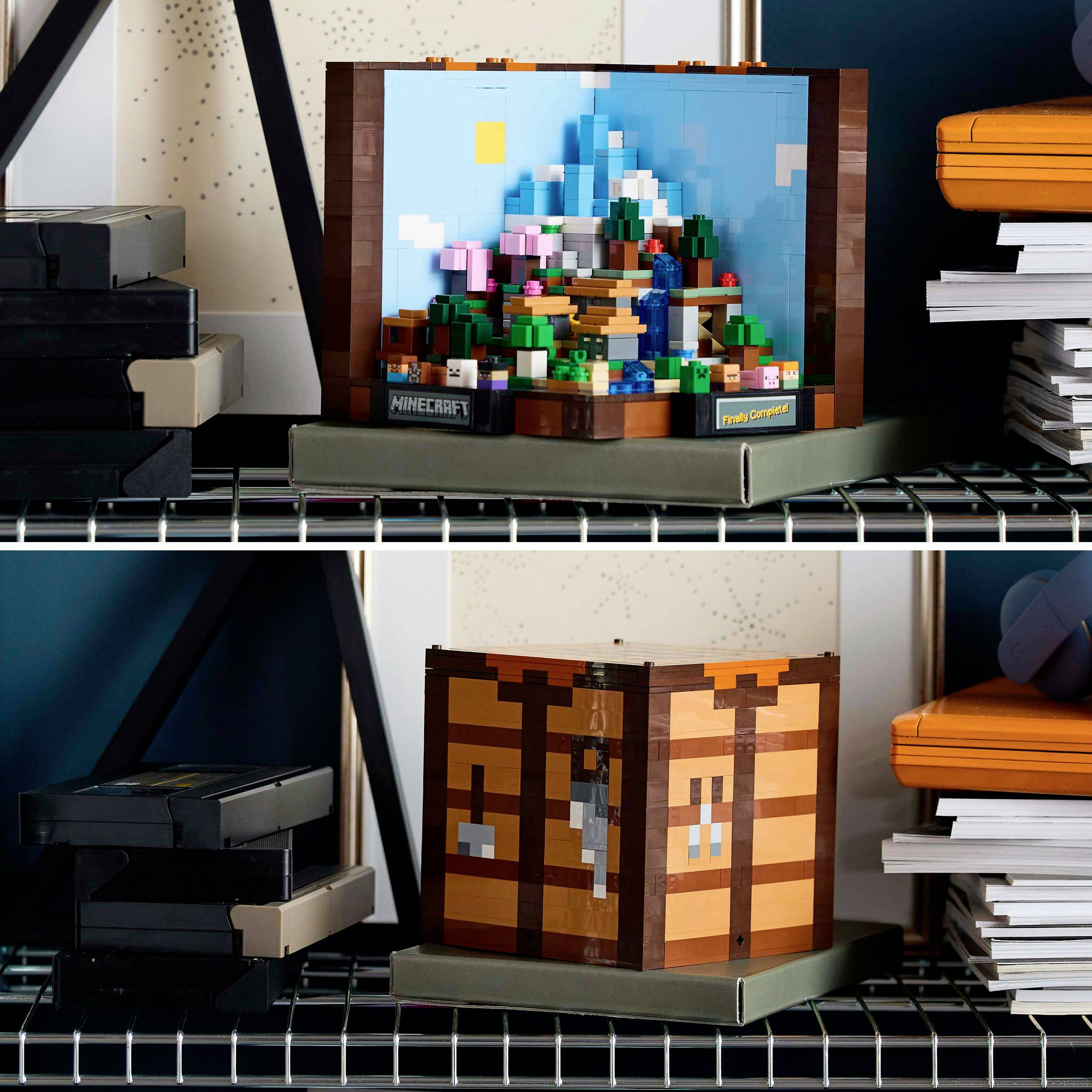 Een LEGO-set toont een Minecraft-scène op een boekenplank. Details zoals bomen, bergen en figuren zijn gebouwd uit kleurrijke stenen.