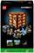 LEGO-set 'Minecraft: Crafting-Box' toont een pixelige houten kubus met verschillende kleine Minecraft-taferelen en -figuren.