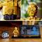 Lego-model van de Star Wars-figuur C-3PO. Toont details van de bovenlichaamsbouw, miniatuurfiguur en '25 jaar'-plaquette met bijbehorende tekst.