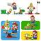 'LEGO-set met figuren. Mario beweegt zich tussen groene en grijze platforms, interageert met andere personages en vlag.'