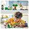 Een jongen speelt met LEGO-bouwsets van Mario en andere figuren op een tafel. Bovenaan is een close-up van de LEGO-figuren.