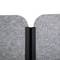 Grijze vilt-scheidingswand met zwart scharnier in close-up, toont detail van materiaal en constructie.