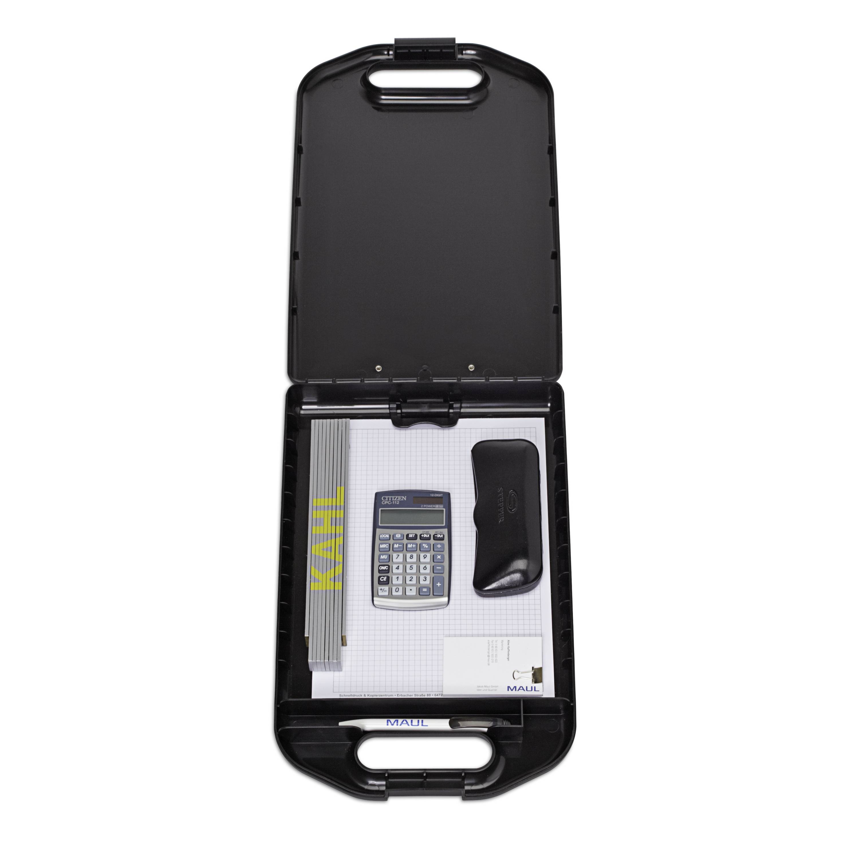 Geopende zwarte koffer met reken- en schrijfbenodigdheden, waaronder een rekenmachine, een notitieboekje en een liniaal.