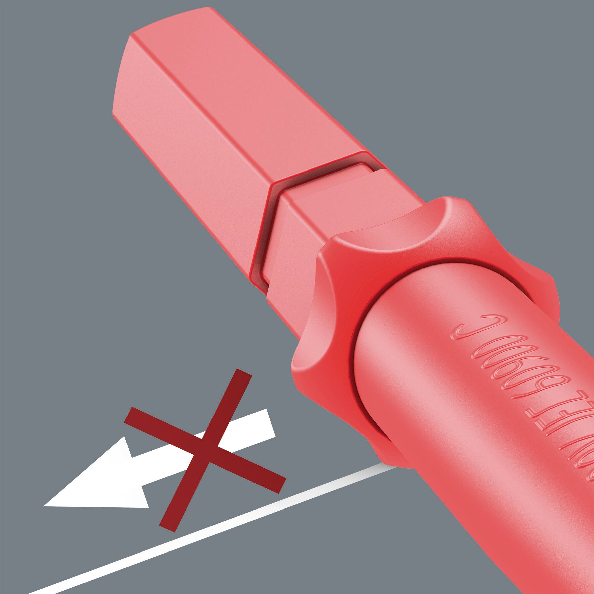 Rode plug met opschrift '6x30 K40 CE', toont correcte en onjuiste installatiewijze; pijlen ondersteunen instructies.