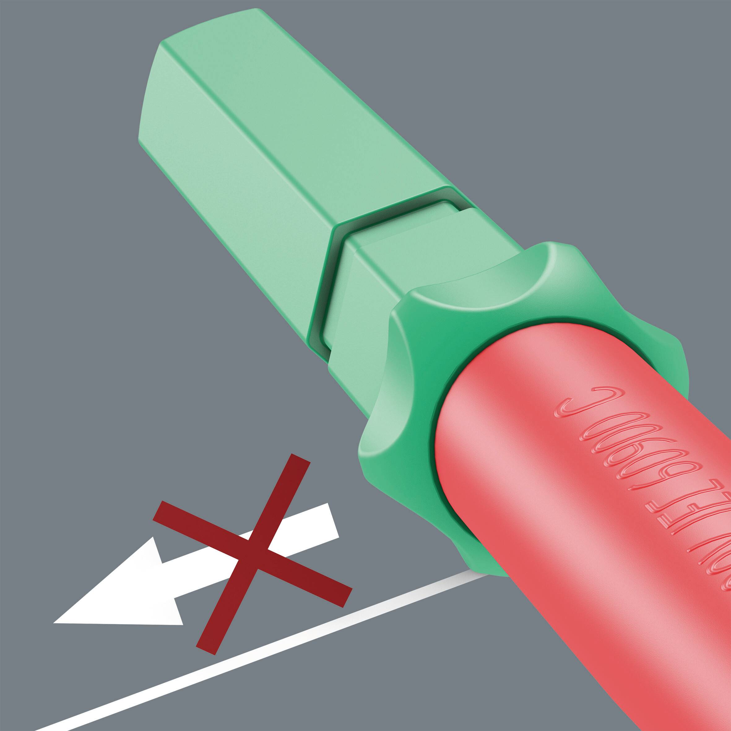 Een groene adapter die rust op een rode, gestreepte oppervlakte. Ernaast een rood X met pijl, dat de aansluiting weigert.