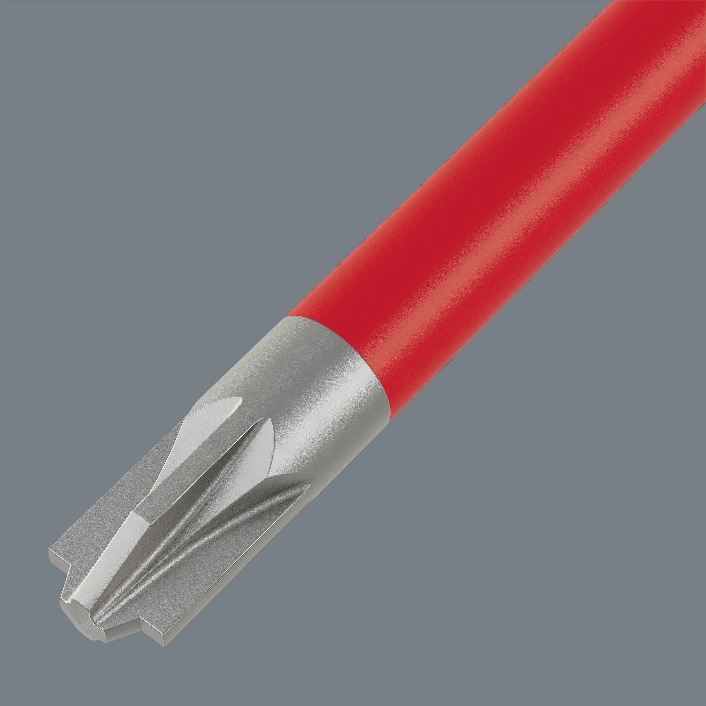 Een rood-zilveren schep voor buitenactiviteiten, weergegeven op een grijze achtergrond.