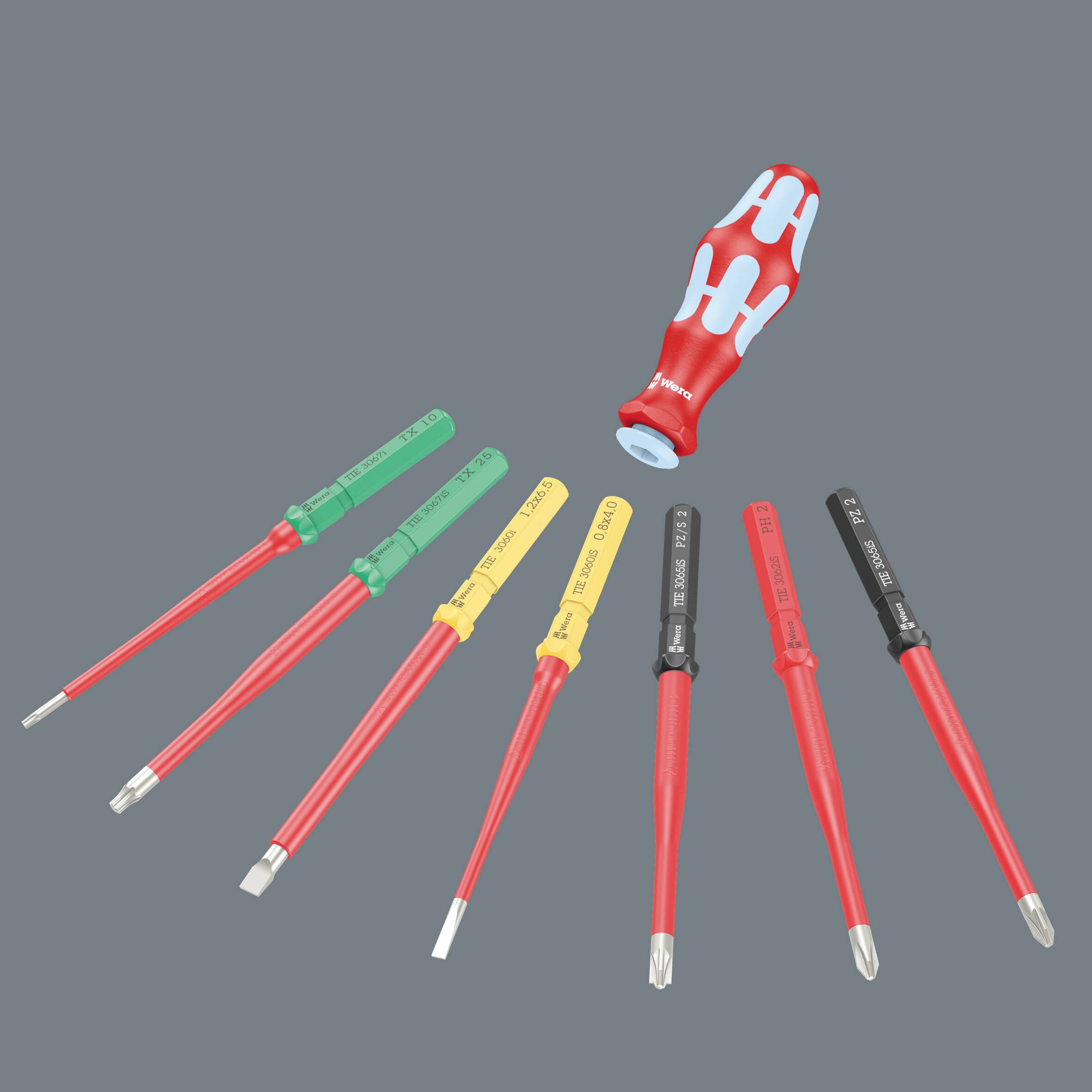 Een set van acht schroevendraaier bits in verschillende kleuren met een rode, ergonomische handgreep, gerangschikt op een grijze achtergrond.