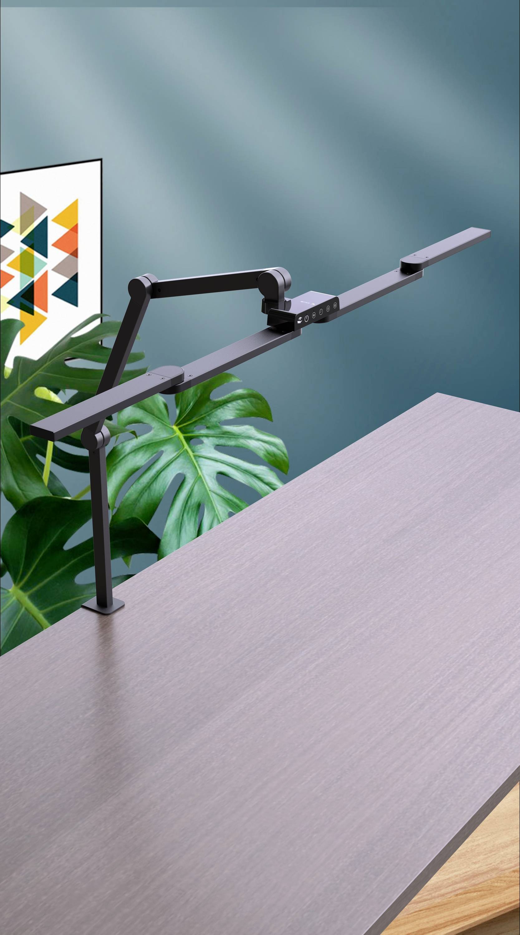 Een moderne, verstelbare bureaulamp met verlichting is bevestigd aan een houten tafel. Op de achtergrond is een plant zichtbaar.