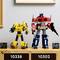 Twee Lego-robots, de linker geel en de rechter rood-blauw, staan op een tafel voor een witte lijst. Onderaan staan de nummers 10338 en 10302.