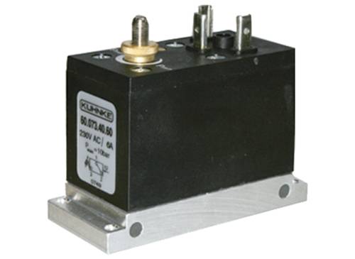 'Een zwart elektrisch module van Klinke op een metalen basis, met drie aansluitingen bovenaan en een etiket met technische gegevens.'
