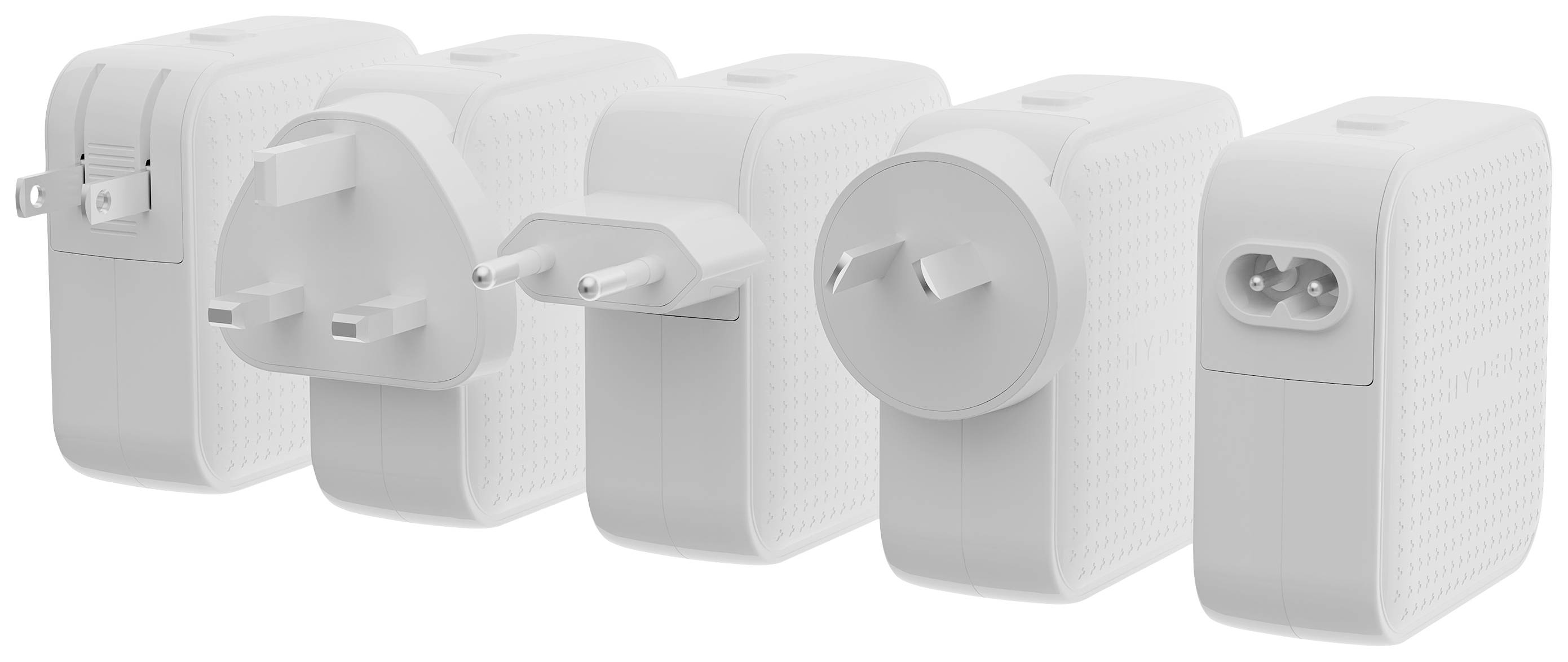 Vijf witte netadapters met verschillende stekkertypen naast elkaar, tonen hun universaliteit voor verschillende stopcontacten wereldwijd.