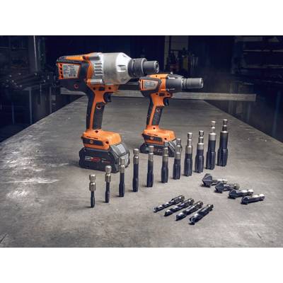 Twee oranje accuschroefmachines staan op een werkbanktafel, omringd door verschillende boor- en schroeverbits.