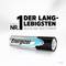 Een Energizer MAX PLUS AA/AAA Alkaline-batterij met tekst: 'Onze nr. 1 van de langst meegaande alkalinebatterijen'.
