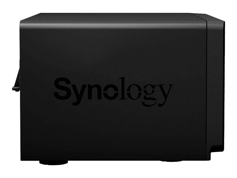 Een zwart NAS-apparaat van Synology, zijdelings afgebeeld met de merknaam zichtbaar.