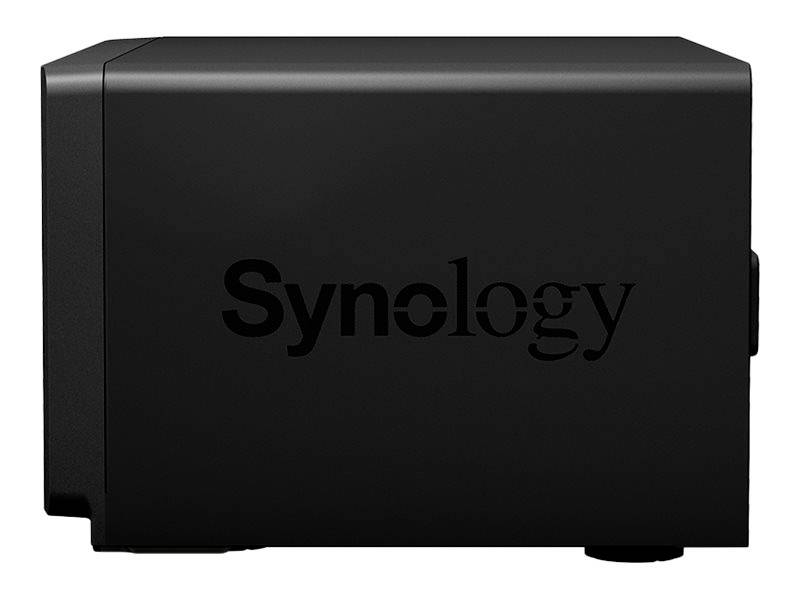 Zwarte Synology-netwerkopslagapparaat met een strak, rechthoekig ontwerp en de merknaam aan de zijkant.