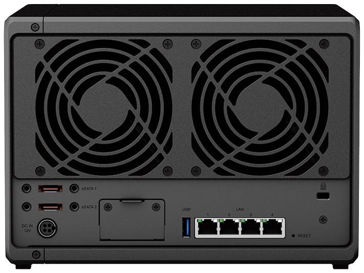 'Achterkant van een netwerk-opslag: twee grote ventilatoren bovenaan, verschillende aansluitingen onderaan, waaronder eSATA, USB, LAN-poorten en stroomaansluiting.'
