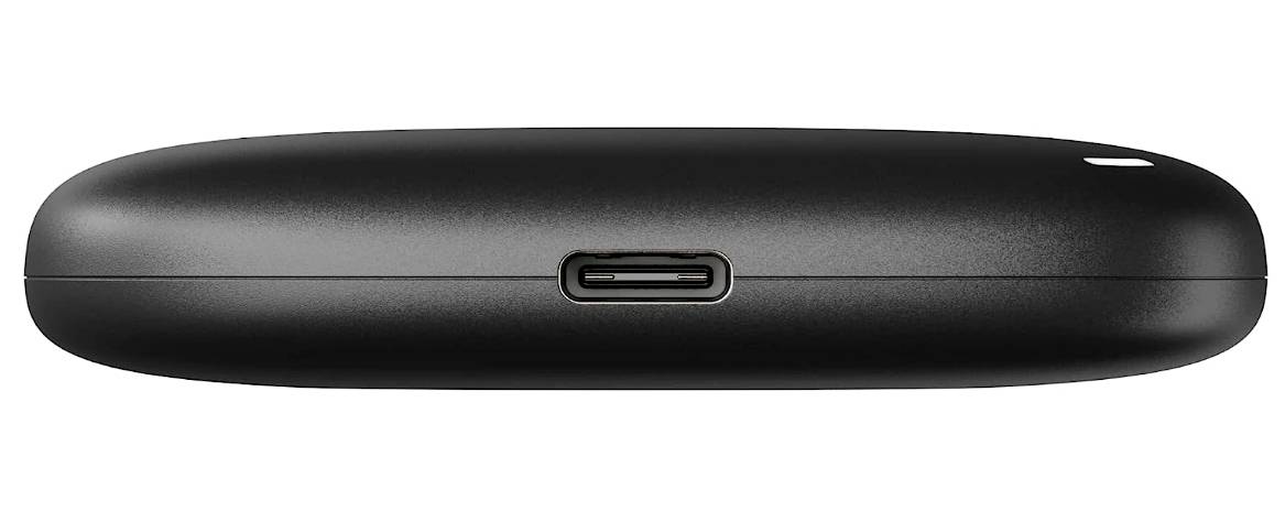 Zwarte, ovale draagbare powerbank gezien van opzij, met een USB-C-poort in het midden en een kleine, witte indicator bovenaan.