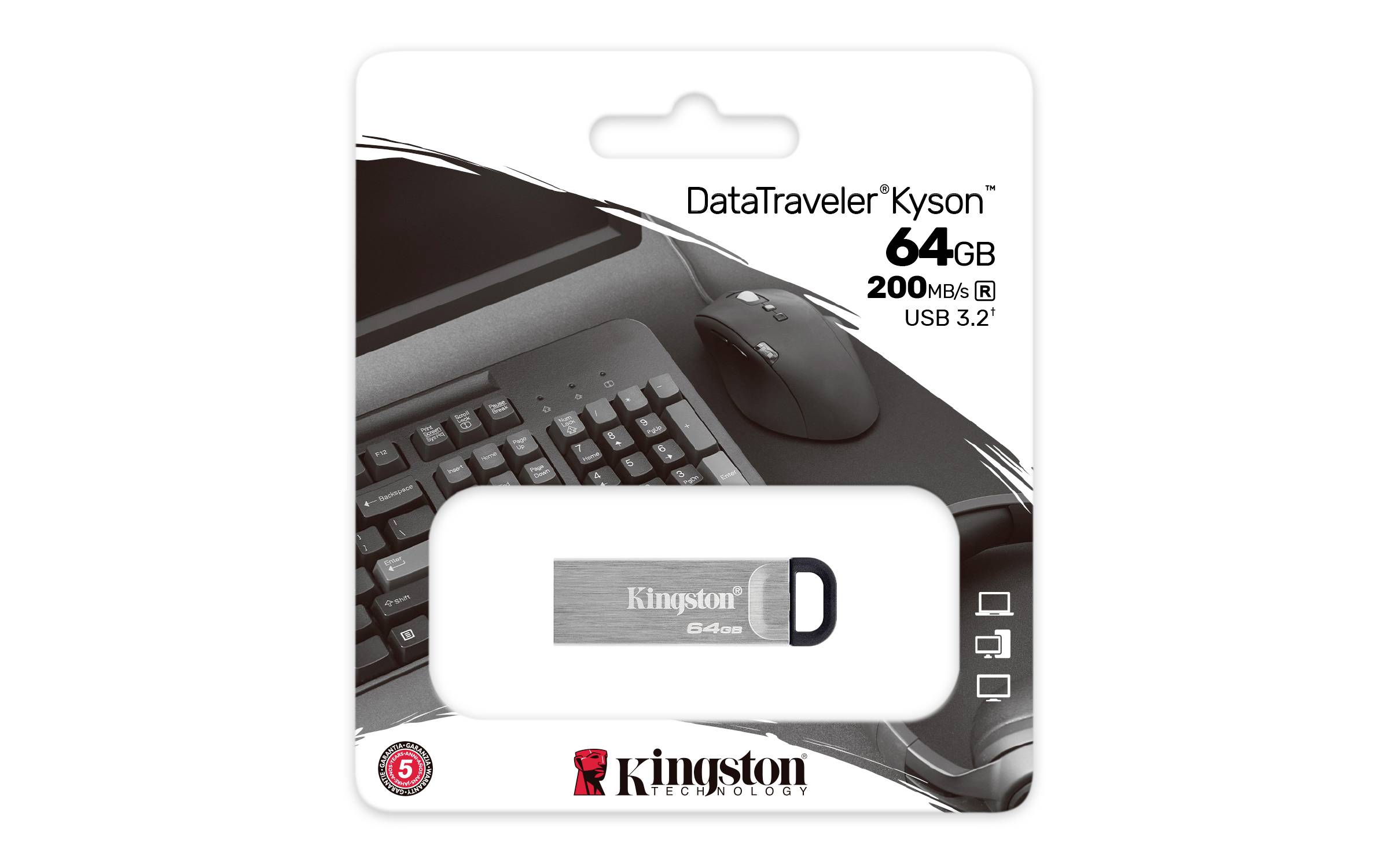 USB-stick Kingston DataTraveler Kyson, 64 GB, 200 MB/s; afgebeeld op verpakking naast toetsenbord en muis.
