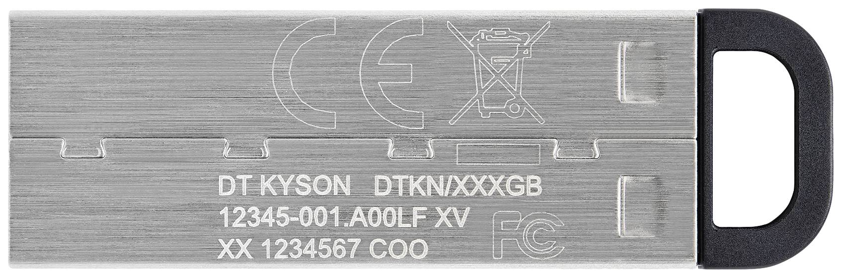 Metalen USB-stick met zwarte greep. Opschrift: 'DT KYSON', model- en serienummer. Symbolen voor CE, vuilnisbak en FCC.