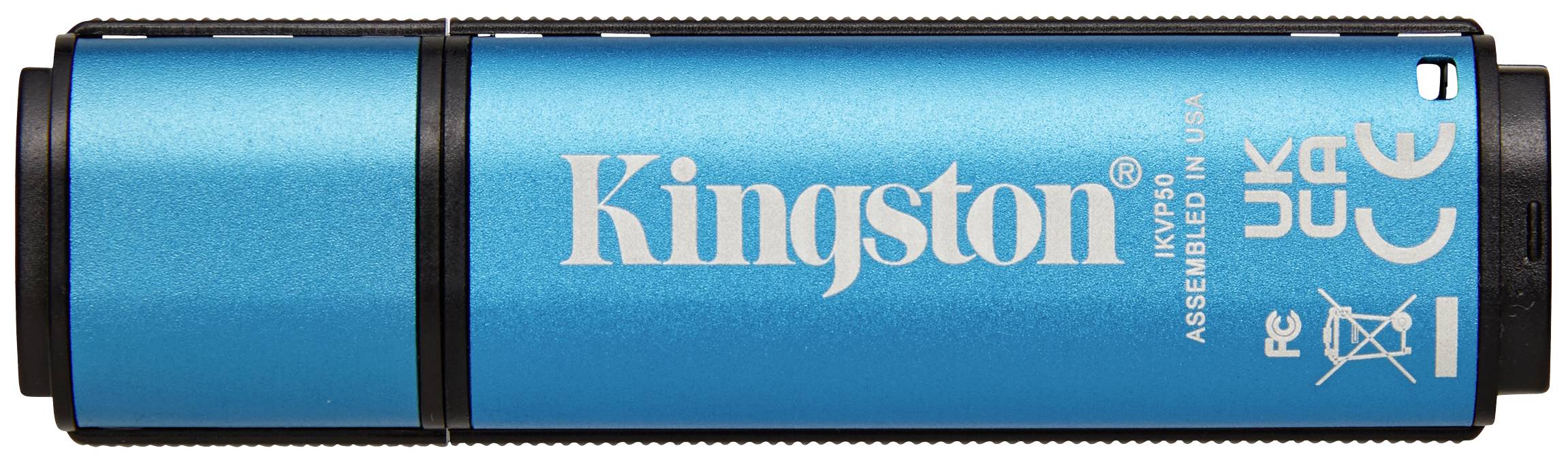 Blauwe USB-stick met het opschrift 'Kingston', naast CE- en UKCA-merktekens, zwarte dop links.