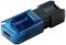 Een blauwe USB-stick met zwarte aansluiting, merk 'Kingston', capaciteit: 128 GB, ligt op een wit oppervlak.
