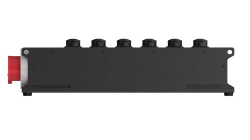 Zwarte rechthoekige elektronische doos met zes ronde aansluitingen bovenop. Links is een rode aansluiting zichtbaar.