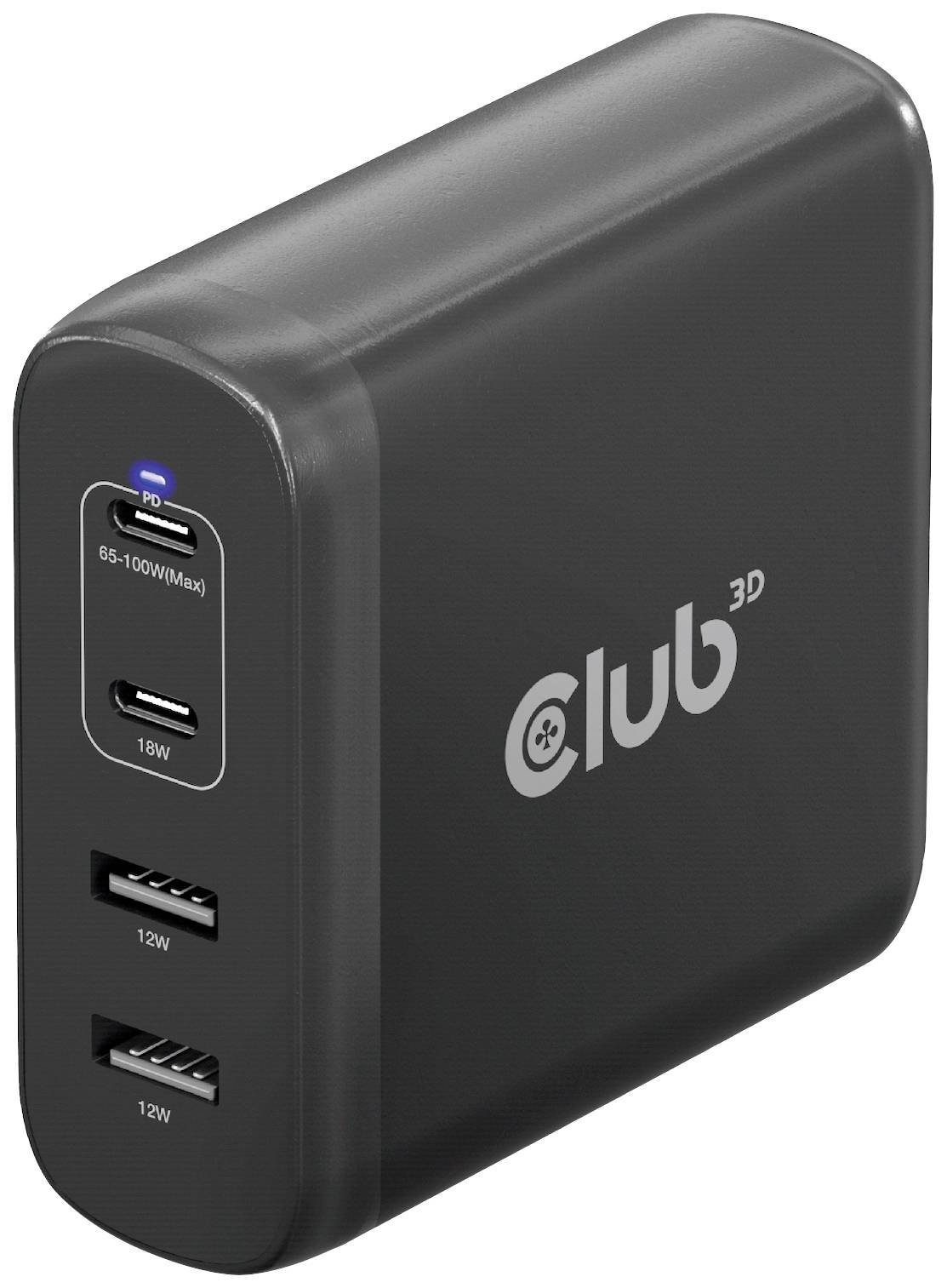 Een zwarte oplader met USB-C en twee USB-poorten. De tekst 'club 3D' is aan de zijkant gedrukt.
