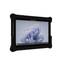 Een robuuste tablet met een zwart beschermende behuizing, die een scherm toont met een abstract, golvend patroon.