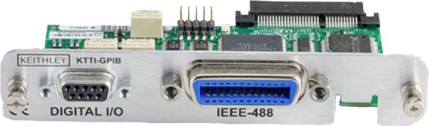 Een groene printplaat met verschillende aansluitingen, waaronder een 9-polige aansluiting voor digitale in-/uitvoer en IEEE-488.